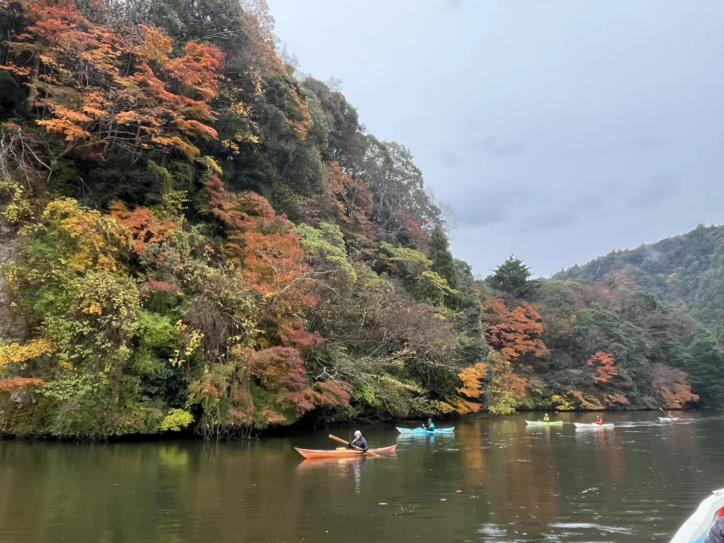 湖上のカヤックと紅葉